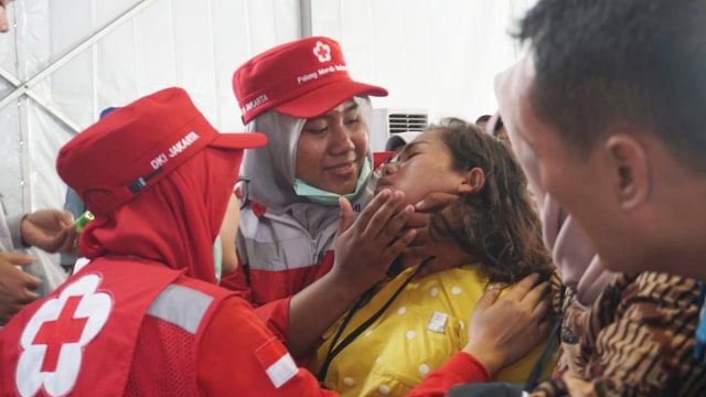 PMI mengurusi keluarga korban pesawat Lion Air JT 610 yang pingsan. (Foto: Jamal Ramadhan/kumparan)