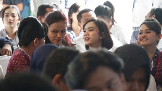 Pramugari Lion Air mendampingi keluarga korban pesawat Lion Air JT 610 di atas KRI Banjarmasin. (Foto: Jamal Ramadhan/kumparan)