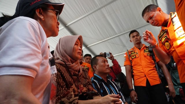 Kabasarnas berusaha menenangkan keluarga korban pesawat Lion Air JT 610. (Foto: Jamal Ramadhan/kumparan)