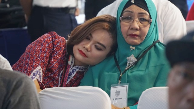 Pramugari Lion Air mendampingi keluarga korban pesawat Lion Air JT 610 di atas KRI Banjarmasin. (Foto: Jamal Ramadhan/kumparan)