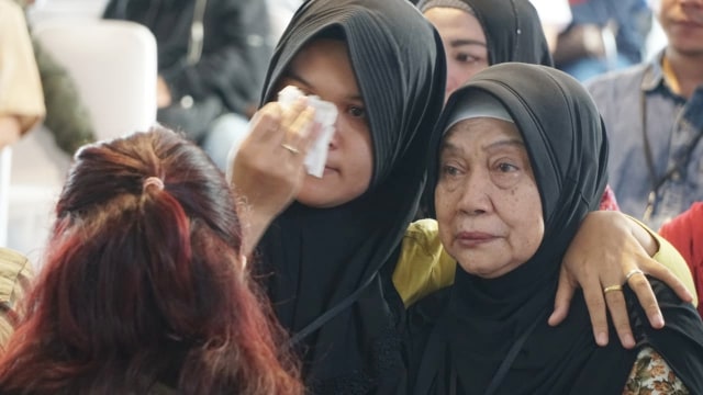 Keluarga korban pesawat Lion Air JT 610 di atas KRI Banjarmasin. (Foto: Jamal Ramadhan/kumparan)