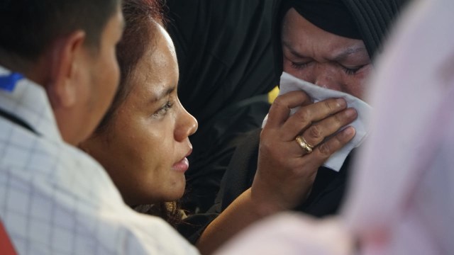 Keluarga korban pesawat Lion Air JT 610 di atas KRI Banjarmasin. (Foto: Jamal Ramadhan/kumparan)