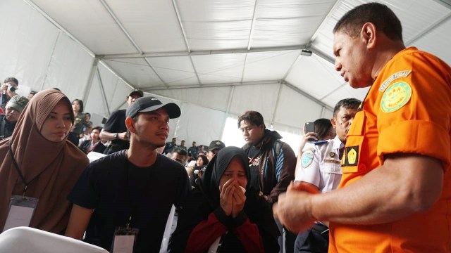 Kabasarnas berusaha menenangkan keluarga korban pesawat Lion Air JT 610. (Foto: Jamal Ramadhan/kumparan)