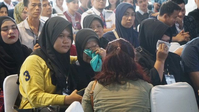Keluarga korban pesawat Lion Air JT 610 di atas KRI Banjarmasin. (Foto: Jamal Ramadhan/kumparan)