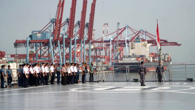 Upacara bendera sebelum keberangkatan di atas KRI Banjarmasin. (Foto: Jamal Ramadhan/kumparan)