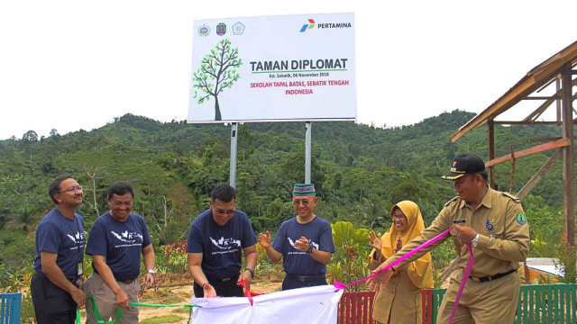 Peresmian Taman Diplomat di Sekolah Tapal Batas di Sebatik, Selasa (6/11/2018). (Foto: M Fadli Rizal/kumparan)