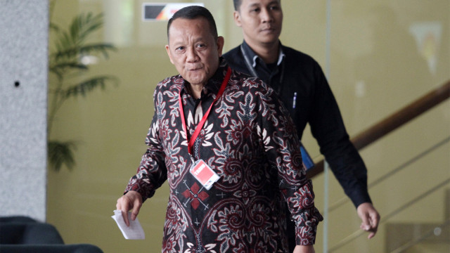 Mantan Sekretaris Mahkamah Agung Nurhadi Abdurrachman (kiri) berjalan memasuki Gedung KPK untuk menjalani pemeriksaan. Foto: ANTARA FOTO/Reno Esnir