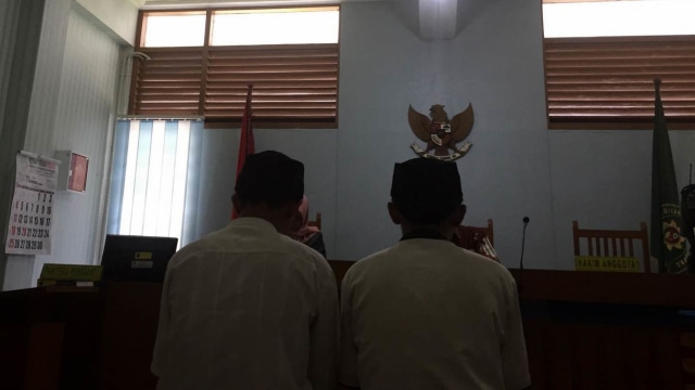 Lima terdakwa kasus pengeroyokan pendukung Persija Jakarta Haringga Sirla menjalani sidang putusan di Pengadilan Negeri Bandung, Selasa (6/10). (Foto: Iqbal Tawakal/kumparan)