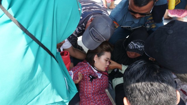 Pramugari Lion Air jatuh pingsan. (Foto: Jamal Ramadhan/kumparan)