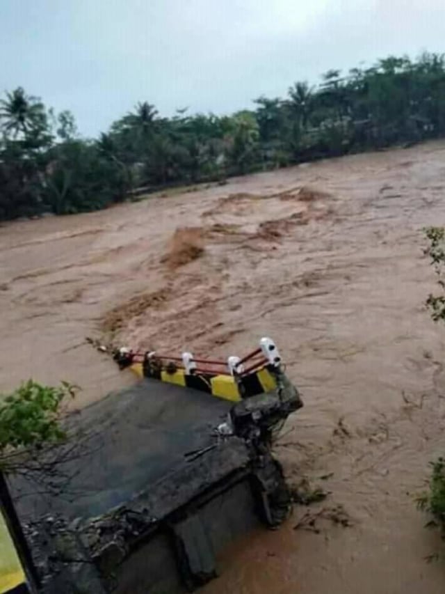 Banjir dan longsor menerjang Kecamatan Cipatujah, Tasikmalaya, Jawa Barat. (Foto: Dok. Kapusdatin BNPB Sutopo Purwo Nugroho)