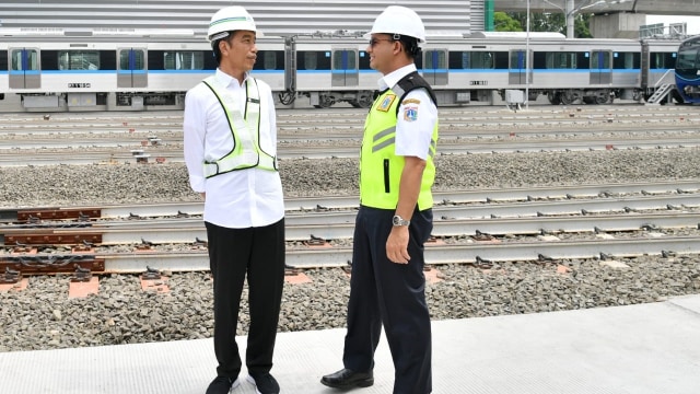 Jokowi dan Anies Baswedan Tinjau Depo MRT di Lebak Bulus, Jakarta, Selasa (6/11/2018). Foto: Dok. Biro Pers Setpres