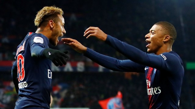 Neymar merayakan gol bersama Kylian Mbappe. Foto: Reuters/Christian Hartmann