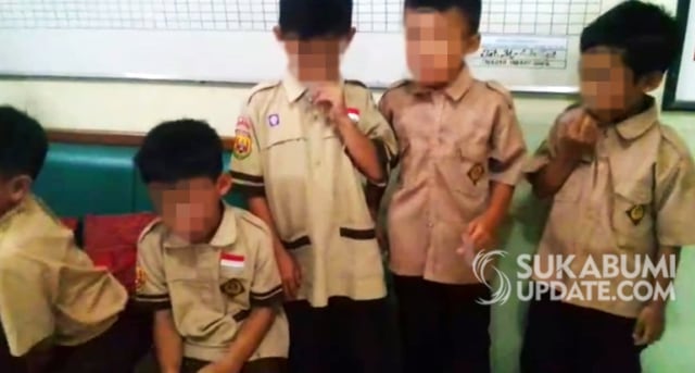 Para murid kelas 2 SD Negeri 1 Pamuruyan yang ketahuan merokok oleh salah satu guru.  (Foto: Sukabumiupdate.com)