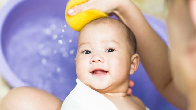 Tips Melatih Bayi Mandi Air Dingin