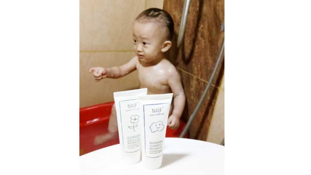 Tips Melatih Bayi Mandi Air Dingin (1)