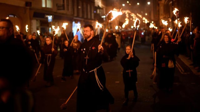 Obor yang dibawa oleh peserta parade nantinya akan digunakan untuk membakar patung Guy Fawkes. (Foto: REUTERS/Toby Melville)