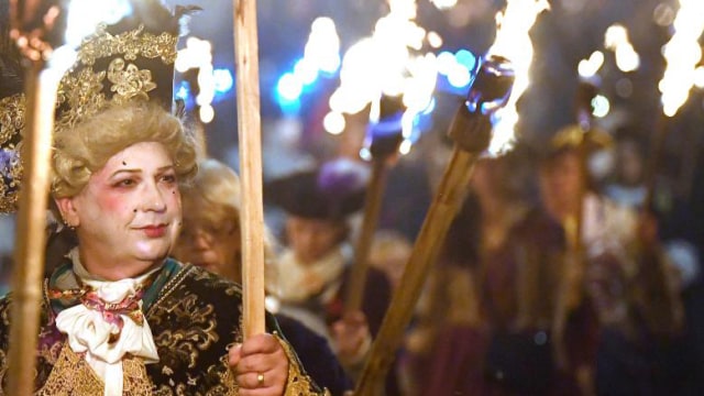 Untuk merayakan Bonfire Night, peserta pawai menggunakan kostum dan membawa obor. (Foto: REUTERS/Toby Melville)