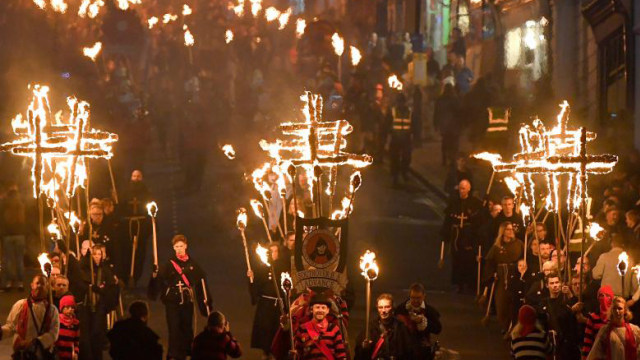 Bonfire Night dikenal juga sebagai Firework Night atau Guy Fawkes Night. (Foto: REUTERS/Toby Melville)
