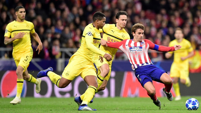 Antoine Griezmann berduel dengan para pemain Borussia Dortmund. (Foto: JAVIER SORIANO / AFP)