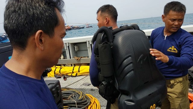 KLK Miftah dari Dislambair memeragakan alat selam bernama 'crabe' di sekitar kawasan jatuhnya pesawat Lion Air, Rabu (7/11/2018). (Foto: Jamal Ramadhan/kumparan)