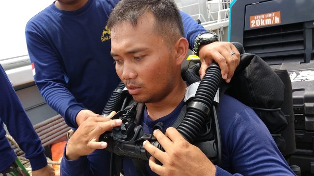 KLK Miftah dari Dislambair memeragakan alat selam bernama 'crabe' di sekitar kawasan jatuhnya pesawat Lion Air, Rabu (7/11/2018). (Foto: Jamal Ramadhan/kumparan)