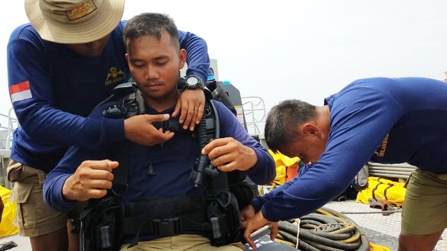 KLK Miftah dari Dislambair memeragakan alat selam bernama 'crabe' di sekitar kawasan jatuhnya pesawat Lion Air, Rabu (7/11/2018). (Foto: Jamal Ramadhan/kumparan)