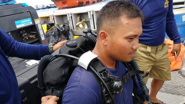 KLK Miftah dari Dislambair memeragakan alat selam bernama 'crabe' di sekitar kawasan jatuhnya pesawat Lion Air, Rabu (7/11/2018). (Foto: Jamal Ramadhan/kumparan)