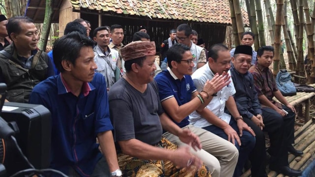 Cawapres Sandiaga Uno (tengah) ngopi (ngobrol pintar) bersama Babeh Idin dan nara sumber lainnya, di Hutan Kota Sangga Buana, Cilandak, Jakarta Selatan, Rabu (7/11). (Foto: Ricad Saka/kumparan)