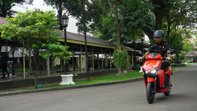 Presiden Joko Widodo saat mencoba motor listrik Gesits di Kompleks Istana Merdeka. Foto: Yudhistira Amran Saleh/kumparan