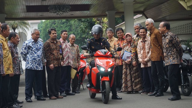Presiden Joko Widodo saat mencoba motor listrik Gesits di Kompleks Istana Merdeka.
Foto: Yudhistira Amran Saleh/kumparan