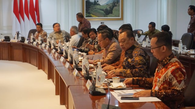 Suasana ratas lanjutan pembahasan penyediaan rumah bagi ASN, TNI, dan Polri di kantor Presiden, Rabu (7/11/2018). (Foto: Yudhistira Amran Saleh/kumparan)