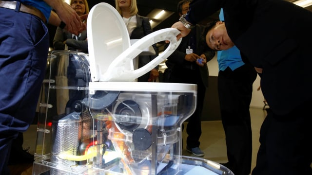 Toilet yang didesain oleh Cranfield University dipamerkan di Reinvented Toilet Expo . (Foto: REUTERS/Thomas Peter  )
