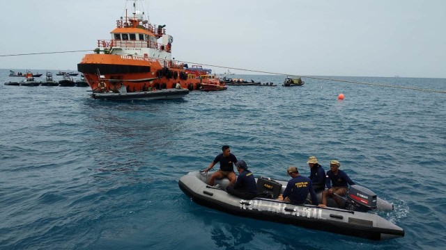 Kapal tim SAR (Foto: Jamal Ramdahan/kumparan)