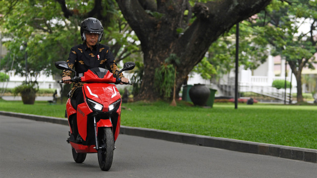 Presiden Joko Widodo menjajal motor listrik buatan dalam negeri Gesits seusai melakukan audiensi dengan pihak-pihak yang terlibat proses produksi. (Foto: ANTARA FOTO/Wahyu Putro A)
