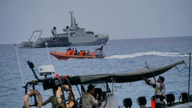 Tim SAR gabungan di kawasan jatuhnya pesawat Lion Air JT-610. (Foto: Jamal Ramadhan/kumparan)