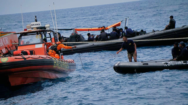 Tim SAR gabungan di kawasan jatuhnya pesawat Lion Air JT-610. (Foto: Jamal Ramadhan/kumparan)