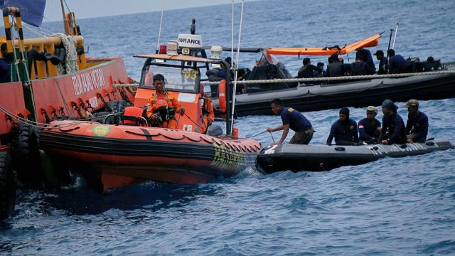 Tim SAR gabungan di kawasan jatuhnya pesawat Lion Air JT-610. (Foto: Jamal Ramadhan/kumparan)