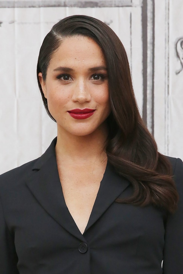 Punya Dahi Lebar? Contek 6 Gaya Rambut ala Meghan Markle (6)