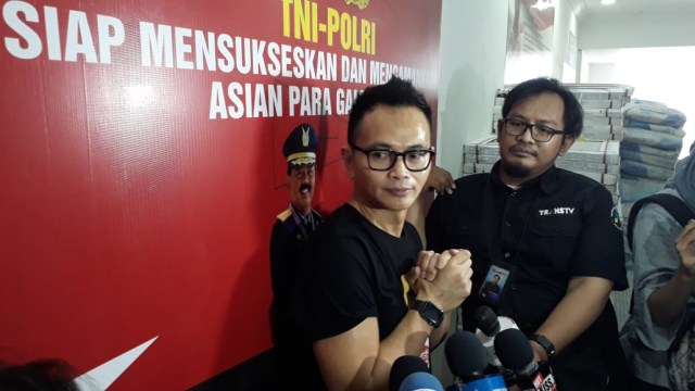 Yosi Project Pop jenguk Augie Fantinus (Foto: Aria Pradana/kumparan)