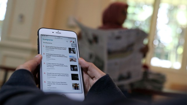 Warga memilih membaca media online. Foto: aditia noviansyah/kumparan