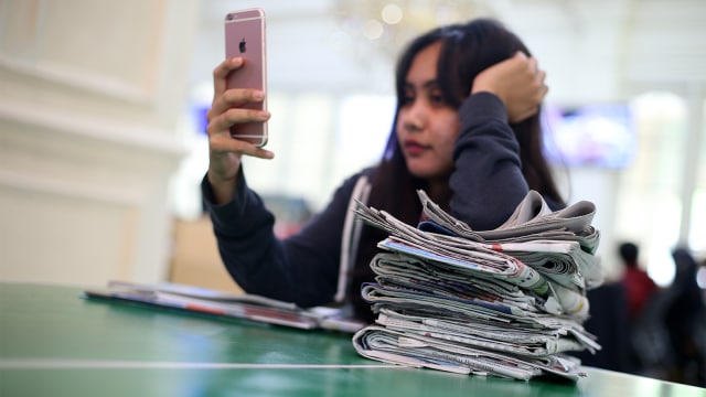 Warga memilih membaca media online. (Foto: aditia noviansyah/kumparan)