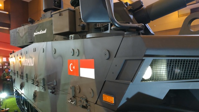 Mediun Tank produksi PT Pindad dan FNSS Turki yang dipamerkan di Indo Defence 2018 Expo dan Forum di Jiexpo. (Foto: Maulana/kumparan)