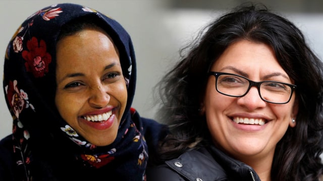 Ilhan Omar dan Rashida Tlaib. (Foto: REUTERS/Brian Snyder , REUTERS/Rebecca Cook)