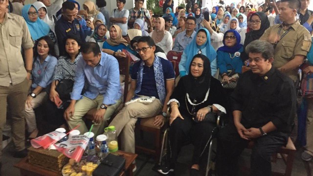 Cawapres Sandiaga Uno (Tengah) bersama Rachmawati Seokarnoputri (kedua kanan) di deklarasi partaiemakemak.co.id di Jatipadang, Rabu (7/10). (Foto: Ricad Saka/kumparan)