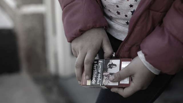 Ilustrasi anak dan rokok Foto: AP/Armando Franca