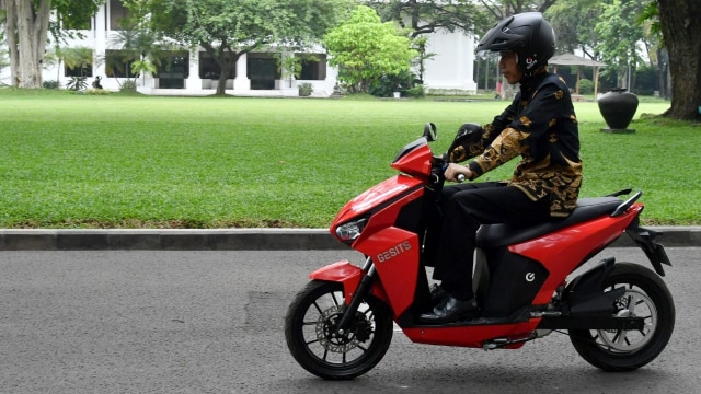 Jokowi jajal motor listrik Gesits di Kompleks Istana Merdeka. (Foto: Dok. Biro Pers Setpres)