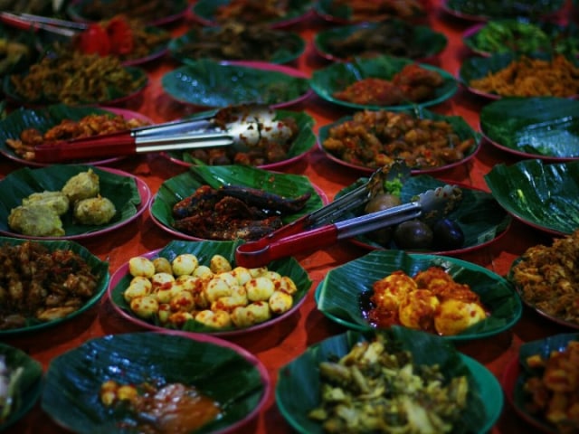 Menu yang terdapat di Angkringan Blok M Square. (Foto: Dok: jajanbeken.com)