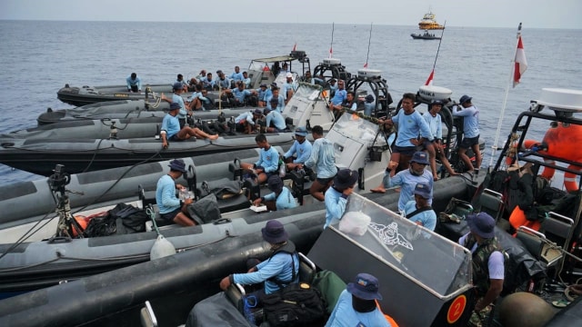 Kopaska hendak meninggalkan titik jatuhnya pesawat. (Foto: Jamal Ramadhan/kumparan)