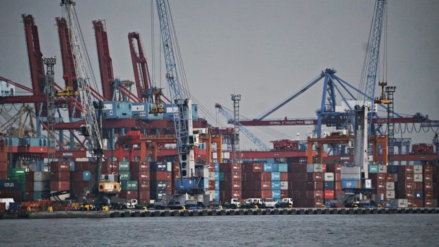 Peti kemas di pelabuhan Tanjung Priok. (Foto: Jamal Ramadhan/kumparan)
