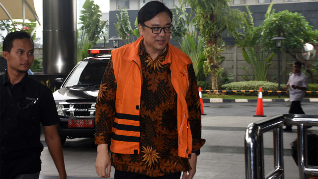 Direktur Operasional Lippo Group Billy Sindoro (tengah) berjalan memasuki Gedung KPK untuk menjalani pemeriksaan. (Foto: ANTARA FOTO/Indrianto Eko Suwarso)